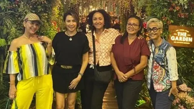 Potret mendiang Kiki Fatmala bersama teman-temannya (sumber: Instagram/qq_fatmala)