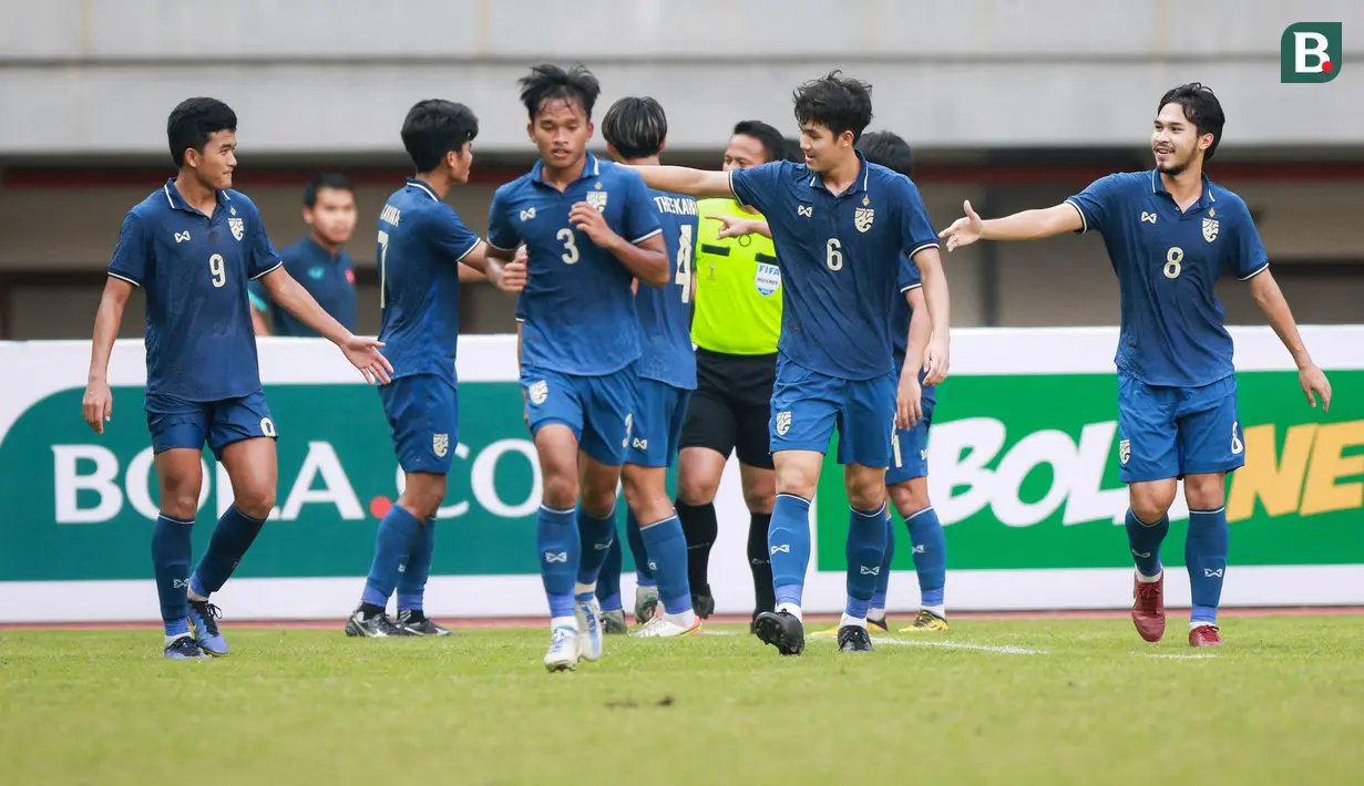 <p>Para pemain Thailand U-19 merayakan gol yang dicetak oleh Sittha Boonlha ke gawang Vietnam U-19 pada laga perebutan tempat ketiga Piala AFF U-19 2022 di Stadion Patriot Chandrabhaga, Bekasi, Jumat (15/7/2022). (Bola.com/Bagaskara Lazuardi)</p>