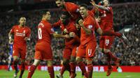 Gerakan kaki Emre Can (tiga dari kanan) yang mendarat ke wajah Alberto Moreno (kanan), saat merayakan gol Christian Benteke pada laga Liverpool kontra Leicester City, di Stadion Anfield, Sabtu (26/12/2015) malam WIB. (Reuters/Phil Noble)