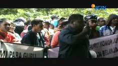 Bahkan ada warga yang menjerit di tengah-tengah kerumuman karena terjepit. Petugas akhirnya menunda sementara pembukaan loket, menunggu warga tertib dan tidak berebutan.