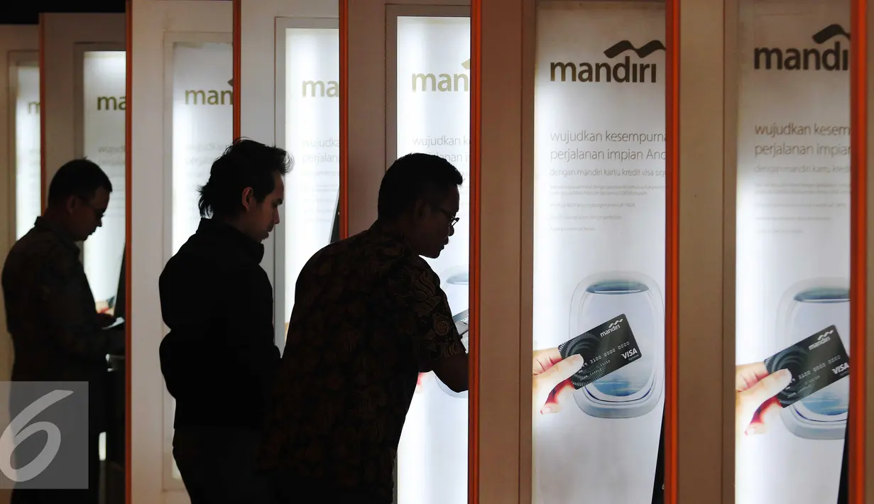 Transaksi melalui ATM di salah satu pusat perbelanjaan, Jakarta, Senin (15/2/2016). Level terendah rata-rata nasional kurs tengah eceran Rupiah terhadap dolar AS terjadi pada minggu ketiga Januari, yaitu Rp13.863,13 per USD. (Liputan6.com/Angga Yuniar)  