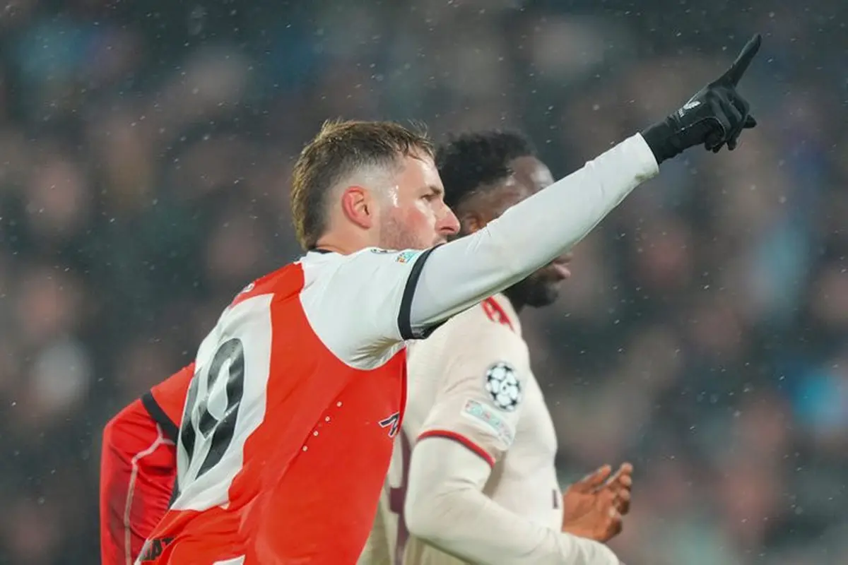Selebrasi Santiago Gimenez dalam laga Liga Champions antara Feyenoord vs Bayern Munchen, Kamis (23/1/2025). (c) AP Photo/Peter Dejong