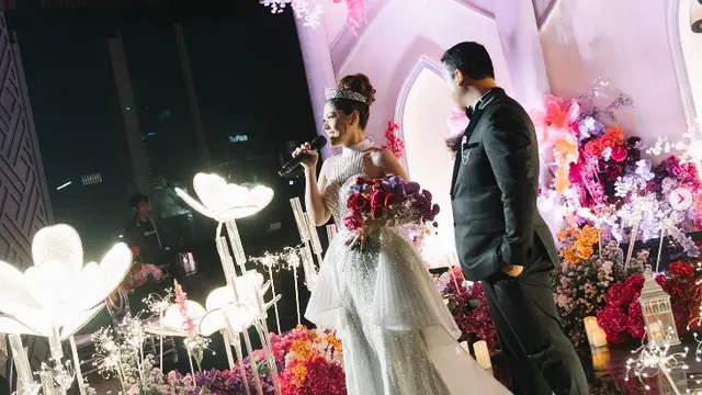 7 Potret Pernikahan Tina Toon yang Digelar Tertutup
