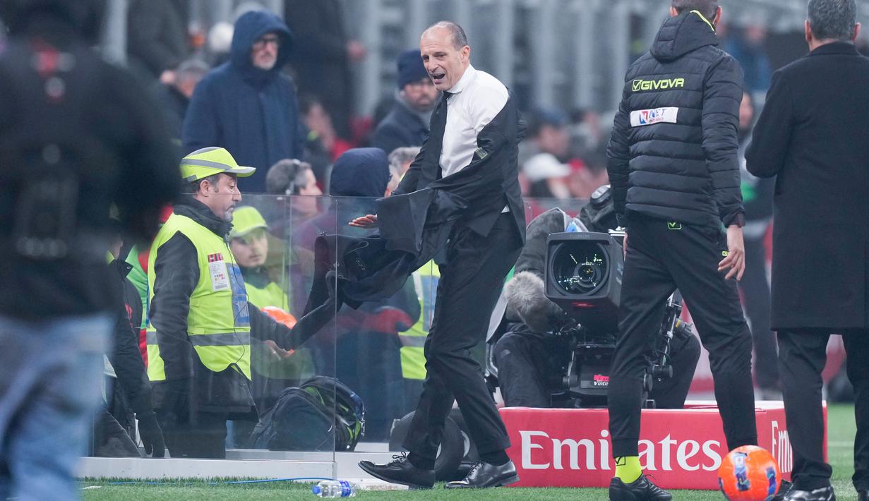 Pelatih AC Milan, Massimiliano Allegri, meninggalkan lapangan usai mendapat kartu merah saat melawan Lazio pada pekan ke-13 Serie A 2025/2026 di Stadion San Siro, Minggu, (30/11/2025). (AP Photo/Antonio Calanni)
