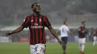 Gelandang AC Milan, Franck Kessie, tertawa saat gol nya dianulir wasit pada laga Serie A di Stadion San Siro, Milan, Sabtu (6/1/2018). AC Milan menang 1-0 atas Crotone. (AP/Luca Bruno)