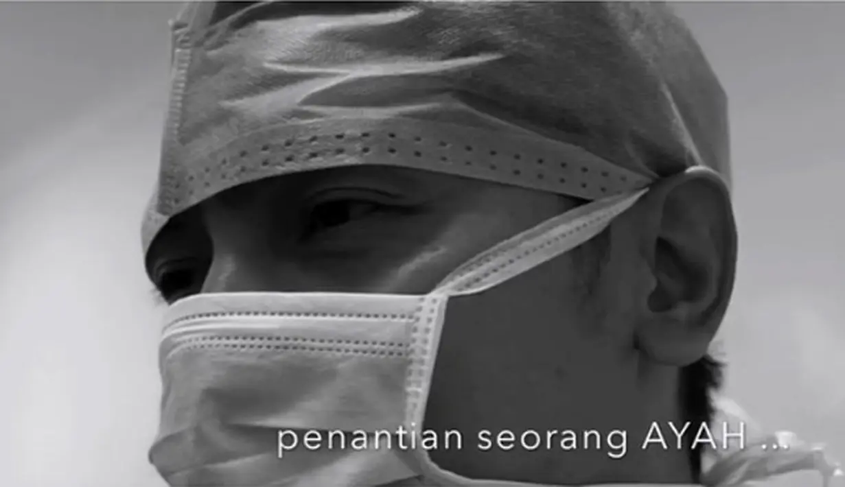 Dua foto hitam putih dan satu video dibagikan Adi saat mendampingi istrinya berjuang melahirkan anak keduanya. Dalam foto cium kening, memberikan keterangan anaknya telah lahir. (Instagram/adinugroho_st)