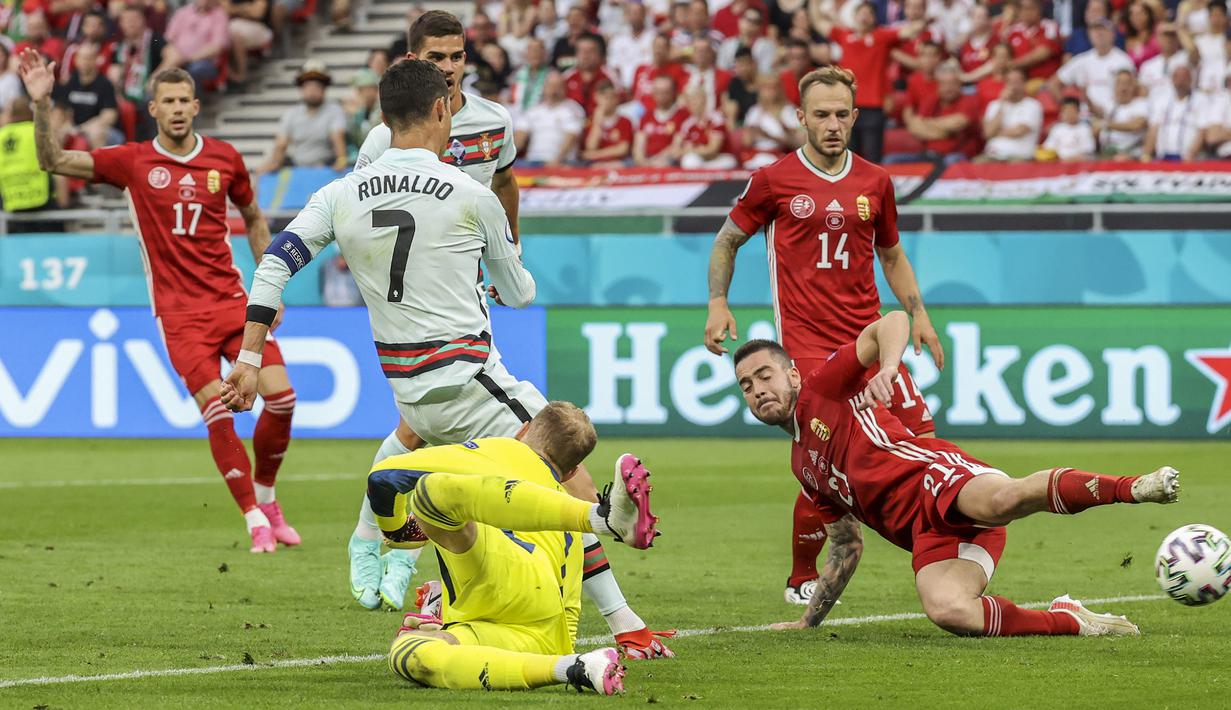 Gol ke-10 dan ke-11 Cristiano Ronaldo dicetak pada laga pertama Grup F Euro 2020 melawan Hungaria di Puskas Arena, Budapest (15/6/2020). Gol terjadi di menit ke-87 dan injury time yang membawa Portugal memimpin 3-0. Hasil akhir Portugal menang 3-0. (Foto: AP/Pool/Bernadett Szabo)