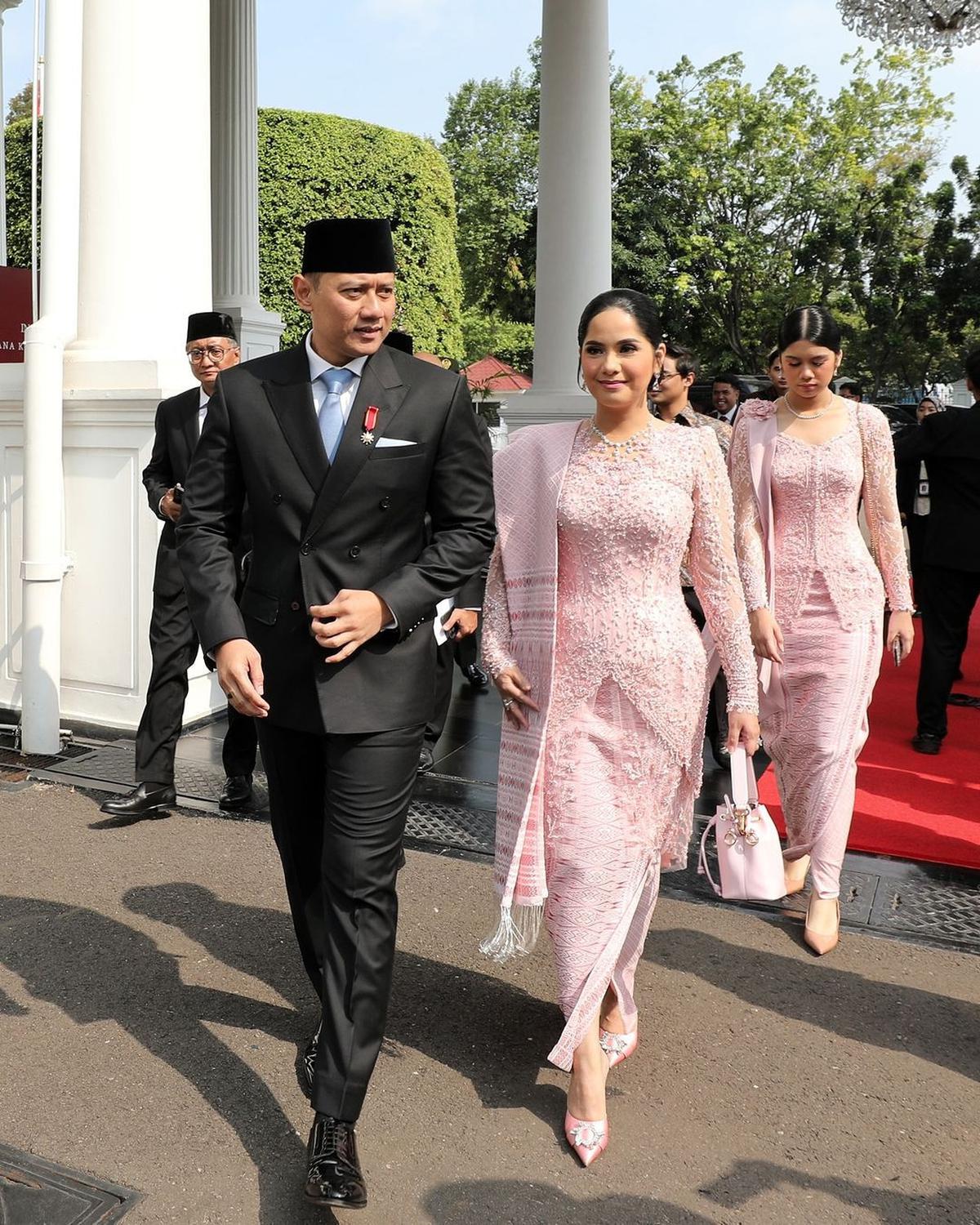 Azizah Salsha Disebut Gak Sopan karena Gandeng Ayah di Depan Ibu, Dibandingkan Almira Yudhoyono yang Lebih Santun