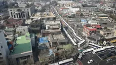 Deretan bus polisi terlihat diparkir untuk memblokir jalan di Seoul pada tanggal 1 April 2025 di depan Mahkamah Konstitusi Korea Selatan. (JUNG YEON-JE/AFP)