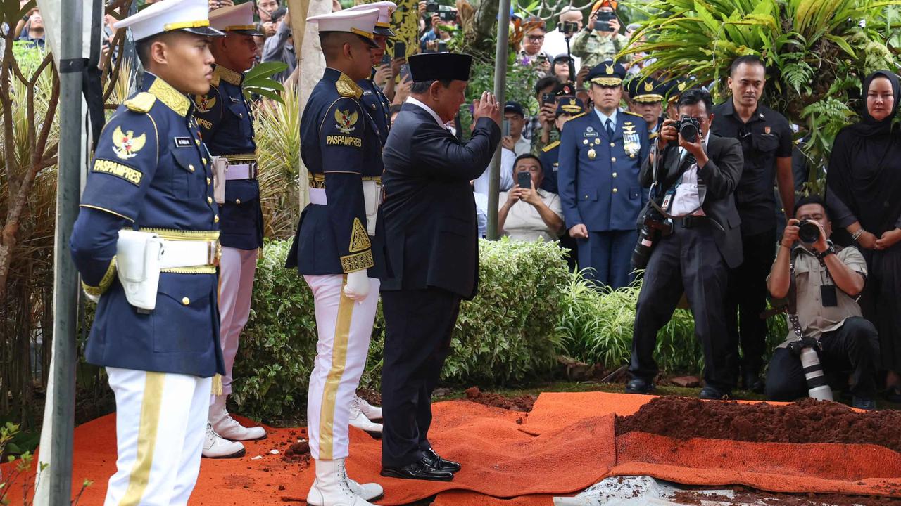 FOTO: Pemakaman Try Sutrisno
