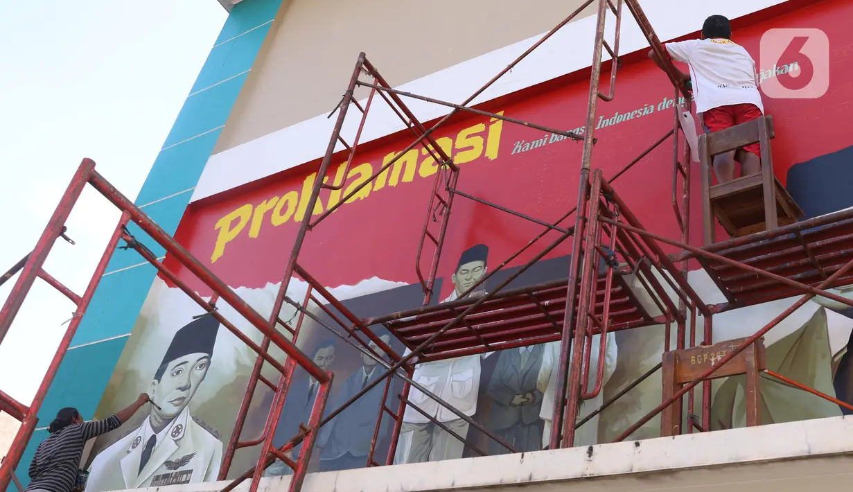 Pekerja tengah membuat mural detik detik proklamasi kemerdekaan Republik Indonesia di Pondok Aren, Tangerang Selatan, Rabu (22/7/2020). Pembuatan mural tersebut untuk menyambut HUT Kemerdekaan RI ke-75 pada bulan Agustus mendatang. (Liputan6.com/Angga Yuniar)