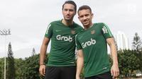 Pemain Timnas Indonesia U-23, Ezra Walian dan Egy Maulana berfoto bersama seusai latihan di Stadion Madya, Jakarta, Kamis (14/3). Latihan ini merupakan persiapan jelang Kualifikasi Piala AFC U-23. (Bola.com/Vitalis Yogi Trisna)
