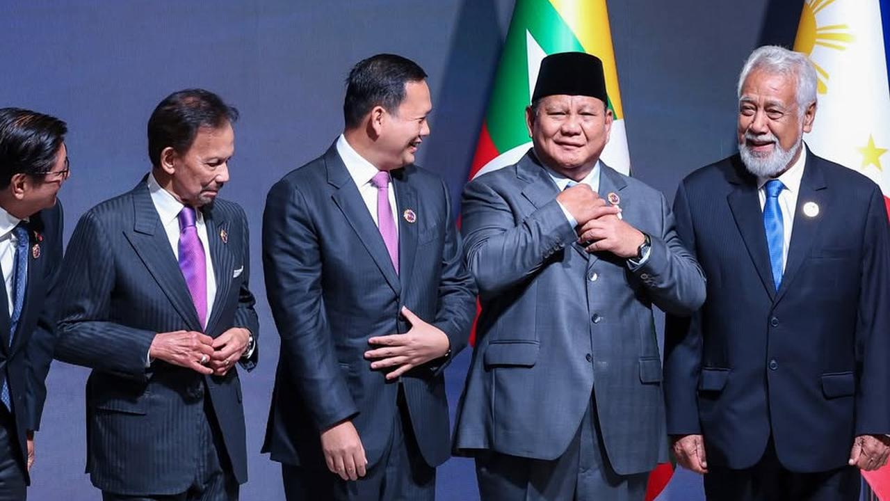 VIDEO: Adab Prabowo Gandeng Tangan Sultan Brunei Bantu Turun Tangga di KTT BIMP EAGA