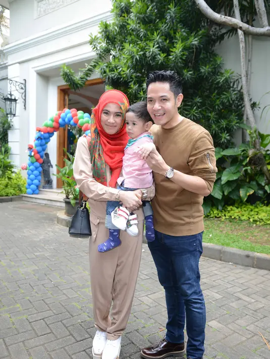 Pasangan Dude Harlino dan Alyssa Soebandono menikah sejak 22 Maret 2014. Meski tidak menunda kembali memiliki anak, pasangan ini masih belum dikaruniai anak kedua. (Nurwahyunan/Bintang.com)