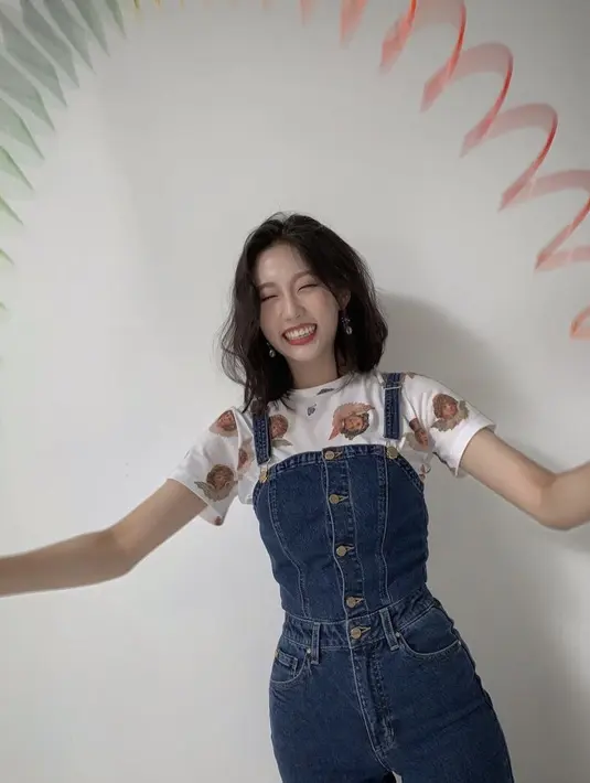 Buat kamu yang anti ribet, bisa tiru gaya Yein satu ini. Ia memadukan overall jeans dengan printed t-shirt. (Instagram/happy_yein).