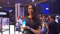 Model pegang Samsung Galaxy S8 yang sudah meluncur di Indonesia. Liputan6.com/ Agustin Setyo Wardani