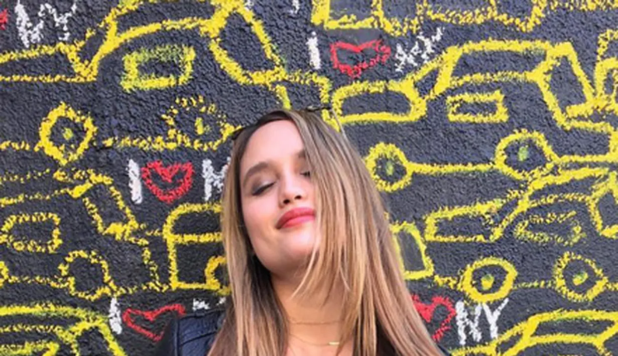 Selain dunia film, ternyata artis cantik ini juga disandingkan dengan Kim Kardashian dan Kylie Jenner untuk menjadi bintang iklan produk perawatan rambut bernama Sugar Bear. Dimana ia dinobatkan Cinta sebagai Brand Ambassadornya. (Instagram/claurakiehl)