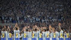 Puluhan ribu suporter memadati Estadio Monumental untuk menyaksikan kembali momen upacara penghargaan yang diterima Timnas Argentina saat menjadi juara Piala Dunia 2022 setelah melakukan uji coba melawan Panama, Jumat (24/3/2023) WIB. (AP Photo/Natacha Pisarenko)