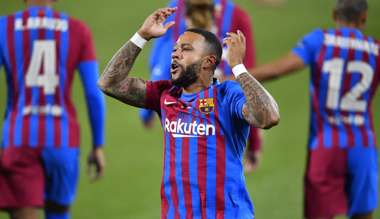 Memphis Depay. Striker berusia 27 tahun yang baru didatangkan Barcelona dari Lyon ini telah menebar ancaman di lini depan Blugrana dengan gol dan assist nya di laga pra-musim. Musim lalu ia berhasil mencetak 20 gol bagi Lyon dalam 37 laga di Ligue-1. (Foto: AFP/Pau Barrena)