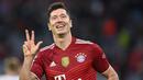 Robert Lewandowski. Musim lalu ia berhasil menyabet penghargaan Golden Shoes dengan 41 gol. Musim ini bersama Bayern Munchen ia telah mencetak 13 gol di semua ajang. Rinciannya adalah 7 gol di Bundesliga, 2 gol di DFL Super-Cup dan 4 gol di Liga Champions. (AFP/Christof Stache)
