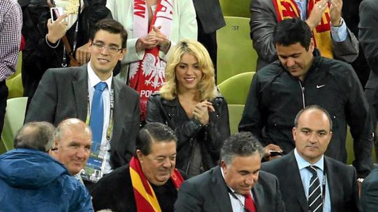 Shakira di tribun Piala Eropa 