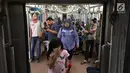 Penumpang memadati gerbong KRL Commuter Line di Jakarta, Sabtu (27/1). PT Kereta Commuter Indonesia, operator KRL Commuter Line menargetkan mengangkut 320,03 juta penumpang atau naik 9,5 persen. (Liputan6.com/Immanuel Antonius)