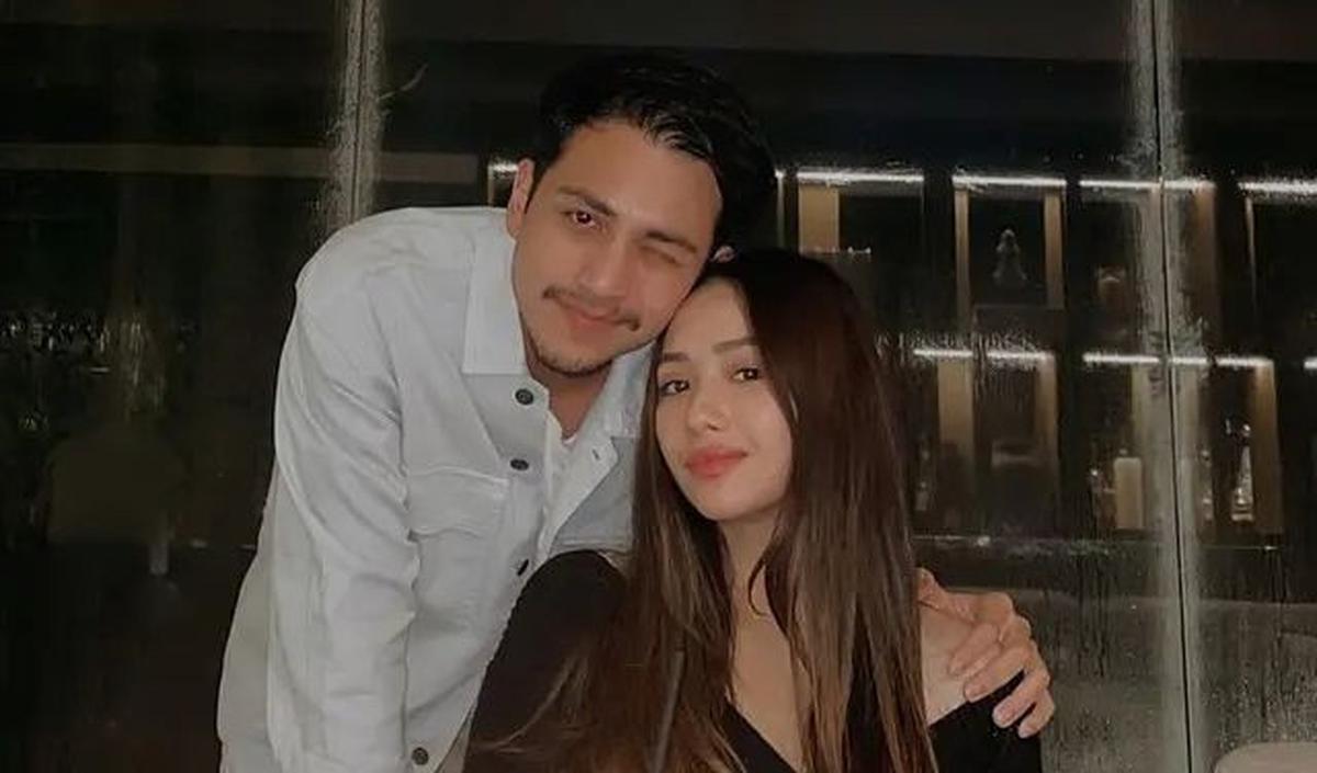 Adzana Bing Slamet dan Rizky Alatas terlibat dalam kisah cinlok pada tahun 2013, yang diwarnai putus nyambung.