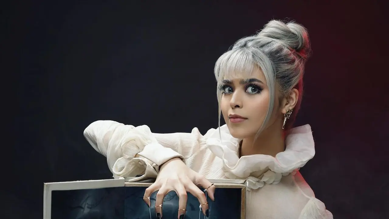 Rilis Single Bertajuk 'Tell Me', Ini 6 Gaya Pemotretan Terbaru Jharna Bhagwani. (Sumber: Instagram/jharnabhagwani dan Instagram/fdphotography90)