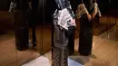 Fuji Utami kenakan siluet kebaya hitam satin dengan aksen lengan terumpet lace dan embroidery [@fuji_an]
