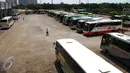 Sejumlah bus terparkir menunggu keberangkatan di Terminal Pulo Gebang, Jakarta Timur, Kamis (20/4). Pemprov DKI Jakarta dengan didampingi Kemenhub akan melakukan pembenahan fasilitas Terminal Pulogebang. (Liputan6.com/Gempur M Surya)