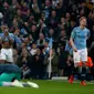 Pemain Manchester City, Raheem Sterling dan Kevin De Bruyne bereaksi setelah timnya disingkirkan Tottenham Hotspur pada leg kedua perempat final Liga Champions di Etihad Stadium, Rabu (17/4).  Langkah City di Liga Champions musim ini terhenti di perempat final kendati menang 4-3. (AP/Dave Thompson)