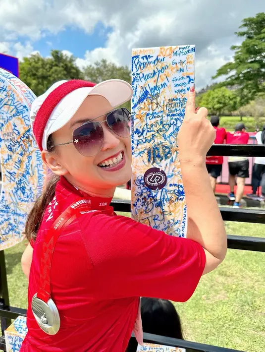 "Trimakasih BorMar dan masyarakat Magelang utk sebuah pagi yg sangat berkesan 🙏," tutup pemeran Ibu Lydia dalam film Layangan Putus the Movie ini. [Instagram/irawbw]