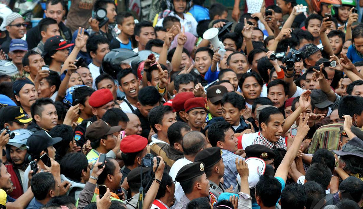 Suasana Pasar Kajen pun langsung diliputi euforia menyambut Gubernur DKI Jakarta nonaktif itu. Teriakan "Hidup Jokowi" serentak keluar dari ribuan mulut mengiringi Jokowi sampai ke dalam pasar,(Liputan6.com/Herman Zakharia)