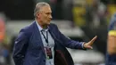 Pelatih Brasil, Tite mencoba merubah strategi di babak kedua. Ia memasukkan Vincius Junior menggantikan Fred untuk membuat formasi 4-3-2-1. Hasilnya, tim Samba mampu tampil lebih ofensif karena sayap kirinya lebih hidup. (AP/Andre Penner)