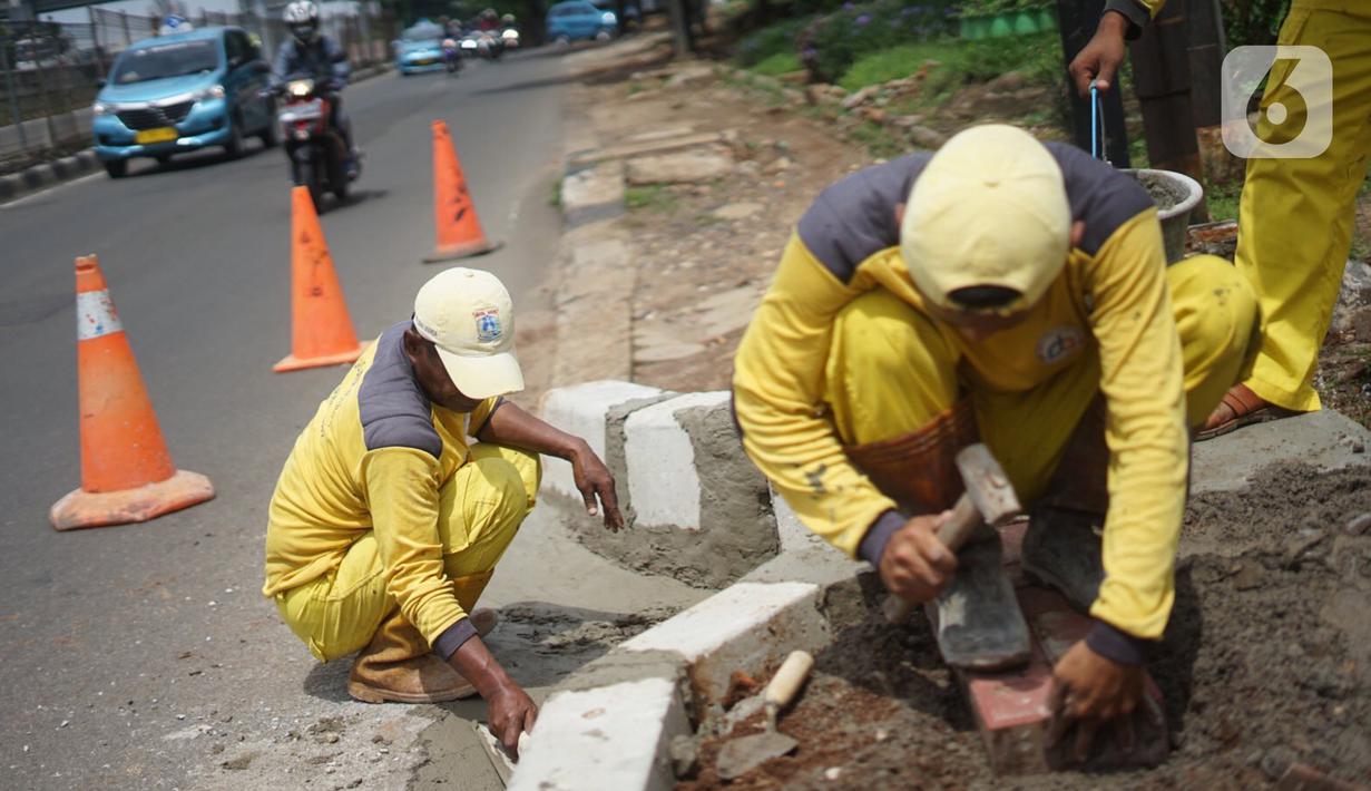 FOTO Hadapi Musim Hujan  Saluran  Drainase Jalan TB 