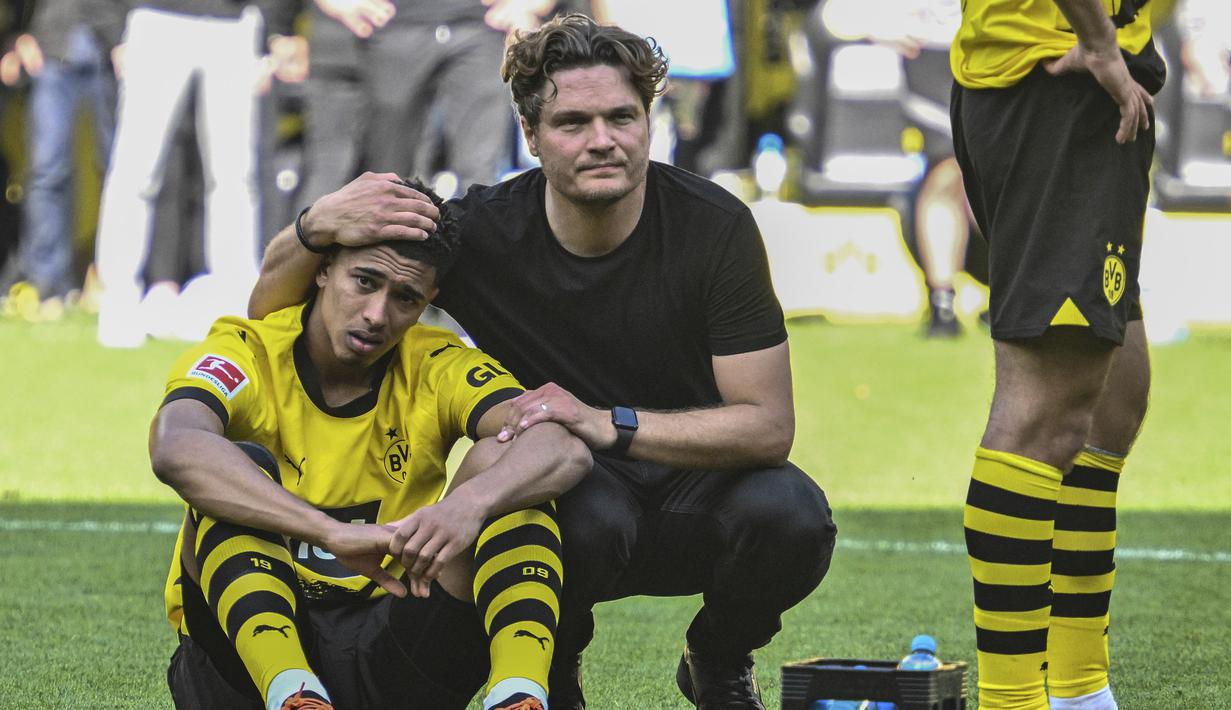 Pelatih Borussia Dortmund, Edin Terzic menghibur pemainnya, Jude Bellingham setelah berakhirnya laga menghadapi FSV Mainz pada laga pekan terakhir Liga Jerman 2022/2023 di Dortmund, Jerman (27/5/2023). Ditahan imbang FSV Mainz 2-2, Borussia Dortmund harus merelakan gelar juara Liga Jerman 2022/2023 menjadi milik Bayern Munchen. (AP Photo/Michael Probst)