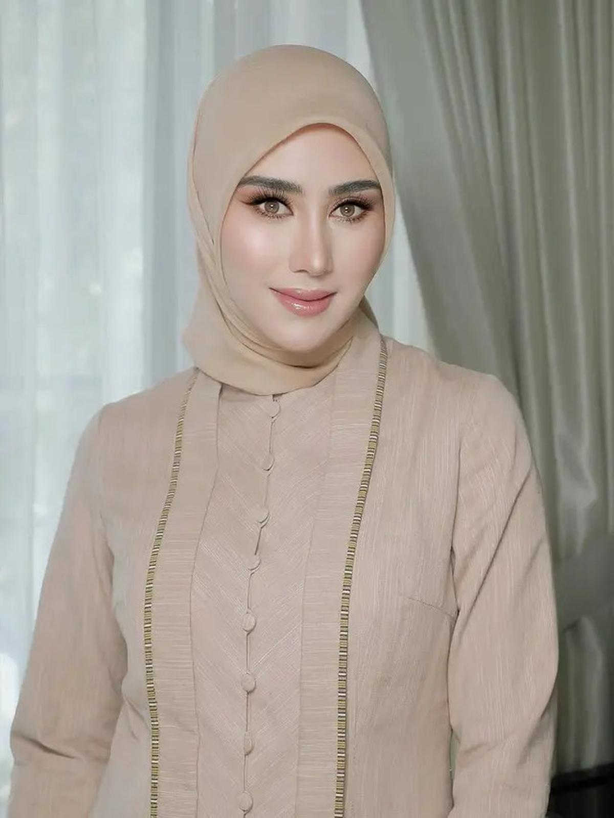 5 Potret Syahnaz Sadiqah Pakai Kebaya Kutubaru Krem, Kental Nuansa Tradisional