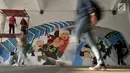 Pejalan kaki saat melintasi mural Wajah Baru Jakarta di terowongan Jalan Kendal, Jakarta, Kamis (20/6/2019). Mural tersebut dibuat dalam rangka menyambut HUT ke-492 DKI Jakarta sekaligus mempercantik lingkungan. (merdeka.com/Iqbal S. Nugroho)