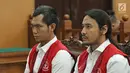 Musikus Marcello Tahitoe atau Ello bersama rekannya Diego saat menjalani sidang putusan di Pengadilan Negeri Jakarta Selatan, Selasa (16/1). Majelis hakim memvonis Ello dan Diego selama 9 bulan rehabilitasi. (Liputan6.com/Herman Zakharia)