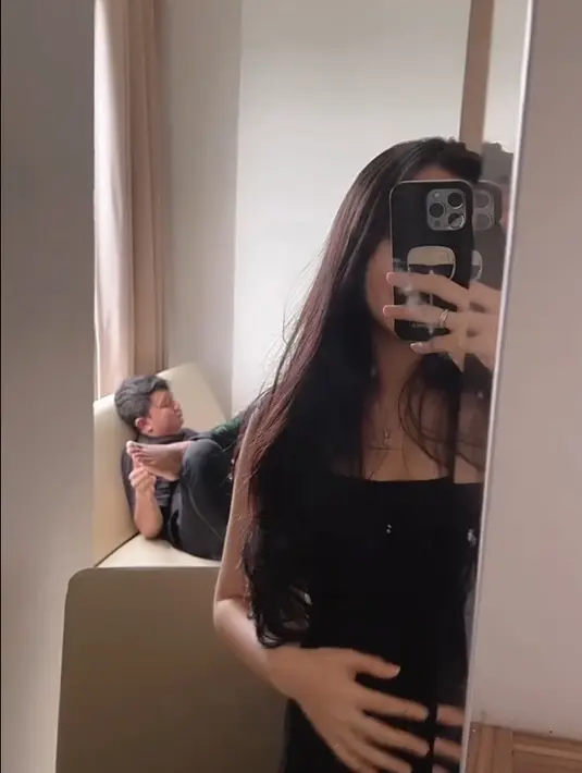 Ulang tahun kali ini berbeda dari tahun-tahun sebelumnya. Istri Denny Caknan itu sedang merekam kegiatan sang suami saat di hotel sebelum manggung. Bella yang sedang hamil tampak memegang perutnya. [Instagram/bellabonita_r.a]