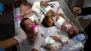 <p>Petugas medis mempersiapkan bayi prematur untuk dibawa ke Mesir setelah mereka dievakuasi dari Rumah Sakit Al Shifa di Kota Gaza ke rumah sakit di Rafah, Jalur Gaza, Senin (20/11/2023). Layanan penyelamatan Bulan Sabit Merah Palestina mengatakan mereka mengevakuasi 28 bayi prematur melintasi perbatasan Mesir dalam sebuah operasi yang diselenggarakan dengan badan-badan PBB. (AP Photo/Fatima Shbair)</p>