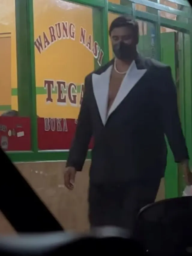 6 Momen Artis Difoto Diam-Diam Saat Makan di Warteg, Penampilannya Jadi Sorotan