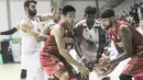 Pebasket Indonesia, Christian Sitepu dan Jamarr Johnson merebut bola dari pemain India pada final Invitation Tournament Asian Games 2018 di GBK Hall Basket, Jakarta. Indonesia menang 78-68 atas India. (Bola.com/Peksi Cahyo)