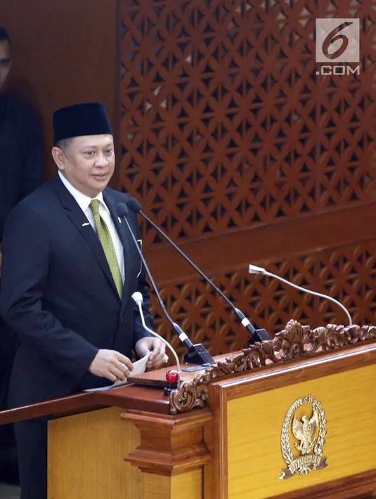 Ketua DPR Bambang Soestyo memberikan pidato dalam rapat paripurna pembukaan masa persidangan V tahun 2018-2019 di Nusantara II, Kompleks Parlemen MPR/DPR-DPD, Senayan, Jakarta, Rabu (8/5/2019). (Liputan6.com/JohanTallo)
