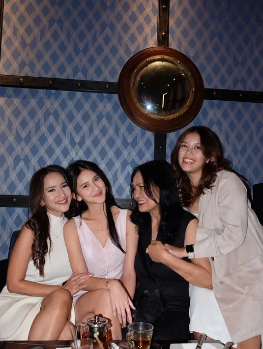 Rayakan ultah bersama keluarga dan sahabat, Leya tampil cantik dan jadi pusat perhatian. [@harleyavaprincy]