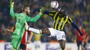 Penyerang Fenerbahce, Moussa Sow, duel udara dengan kiper Manchester United, David De Gea, pada laga Liga Europa di Saracoglu Stadium, Turki, Kamis (3/11/2016). MU kalah 1-2 dari Fenerbahce. (Reuters/Osman Orsal)