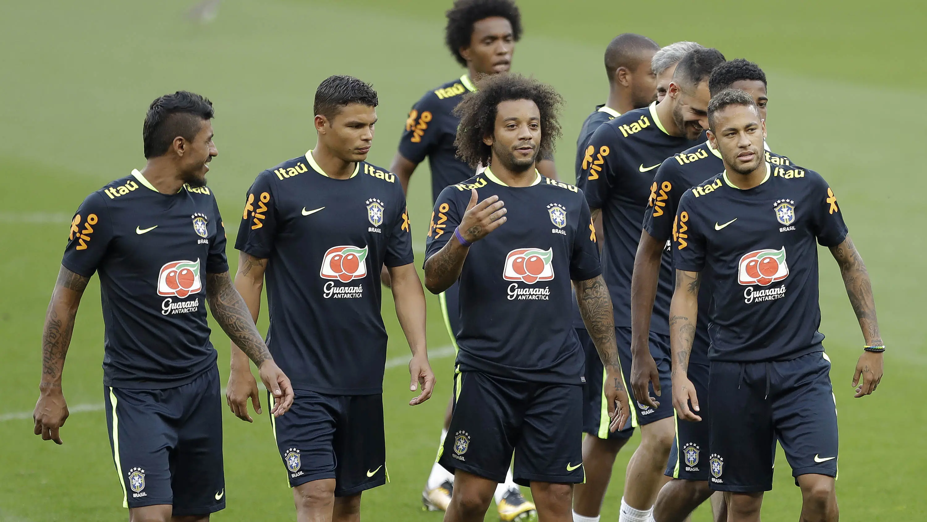 Para pemain Brasil mengikuti sesi latihan bersama timnas Brasil jelang laga kualifikasi piala dunia 2018 di Porto Alegre, Brasil, Selasa (29/8/2017). Brasil akan berhadapan dengan Ekuador. (AP/Andre Penner)
