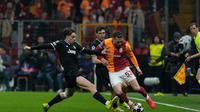 Pemain Galatasaray, Baris Yilmaz (kanan), berduel dengan pemain Juventus, Andrea Cambiaso dalam pertandingan leg pertama play-off Liga Champions di Istanbul, Turki, Rabu (18/2/2026) dini hari WIB. (AP Photo/Khalil Hamra)