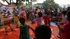 Sejumlah badut komunitas Aku Badut Indonesia menghibur anak-anak di pengungsian korban kebakaran di Jalan Kemang Utara IX, Jakarta Selatan, Rabu (18/8/2021). Trauma healing diberikan para badut sebagai bentuk kepedulian terhadap anak-anak yang menjadi korban kebakaran. (merdeka.com/Imam Buhori)