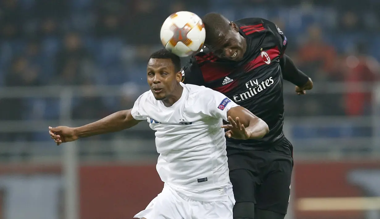 Duel pemain Austria Wien, Abdullahi Ibrahim Alhassan (kiri) dan pemain AC Milan, Cristian Zapata pada laga grup D Liga Europa di San Siro stadium, Milan, (23/11/2017). Milan menang telak 5-1. (AP/Antonio Calanni)